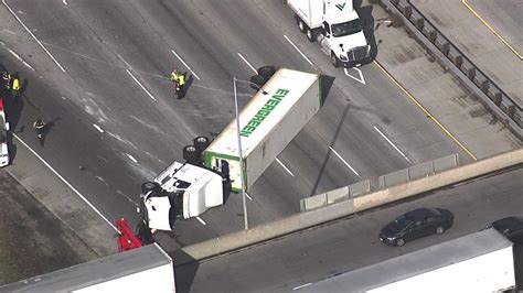 Overturned big rig on Hwy 101 in San Jose causes traffic delay